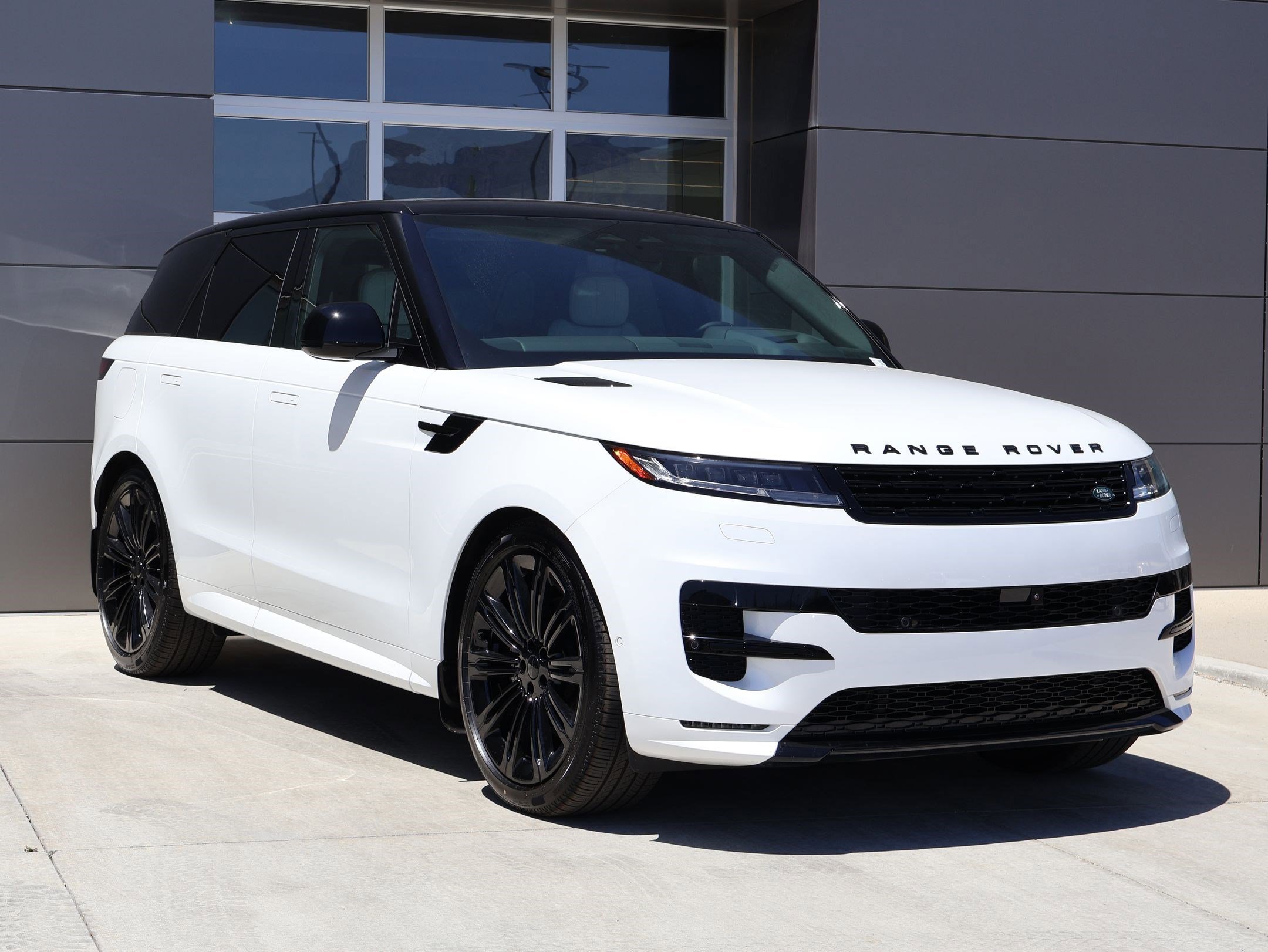 New 2026 Ostuni Pearl White LAND ROVER P400 Dynamic SE image 3