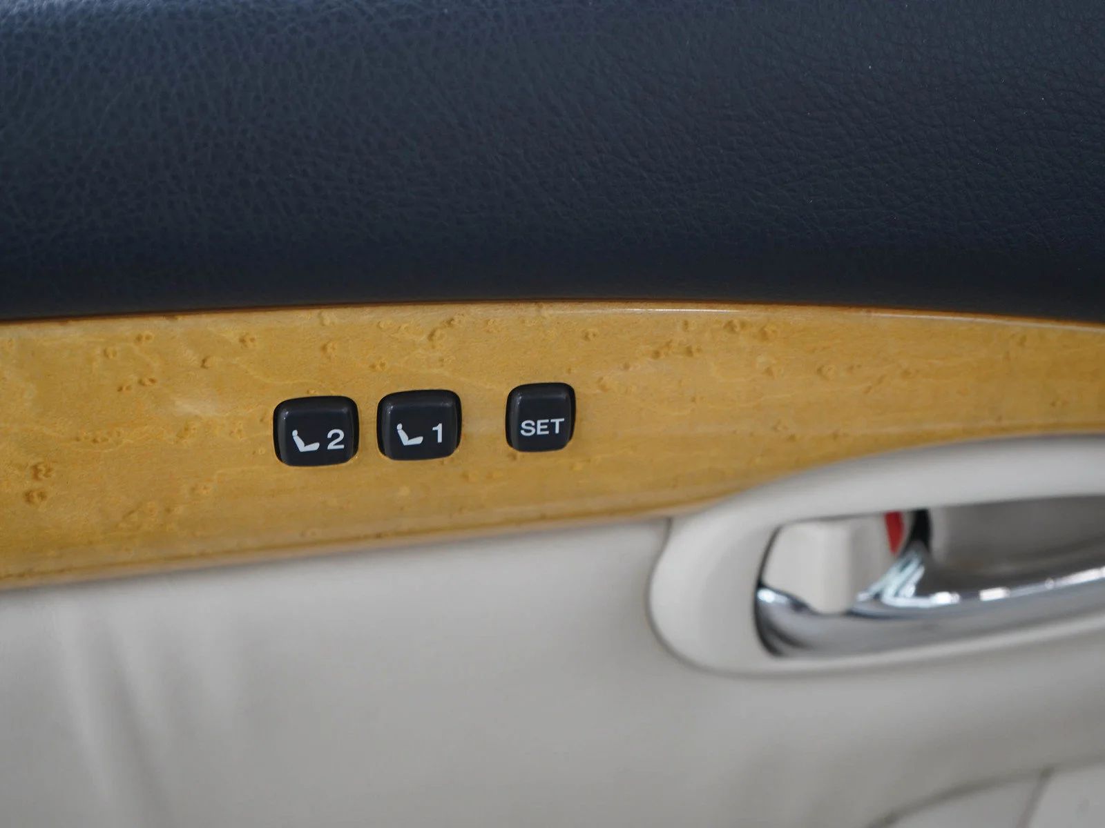 Used 2002 Silver Lexus 430 image 16