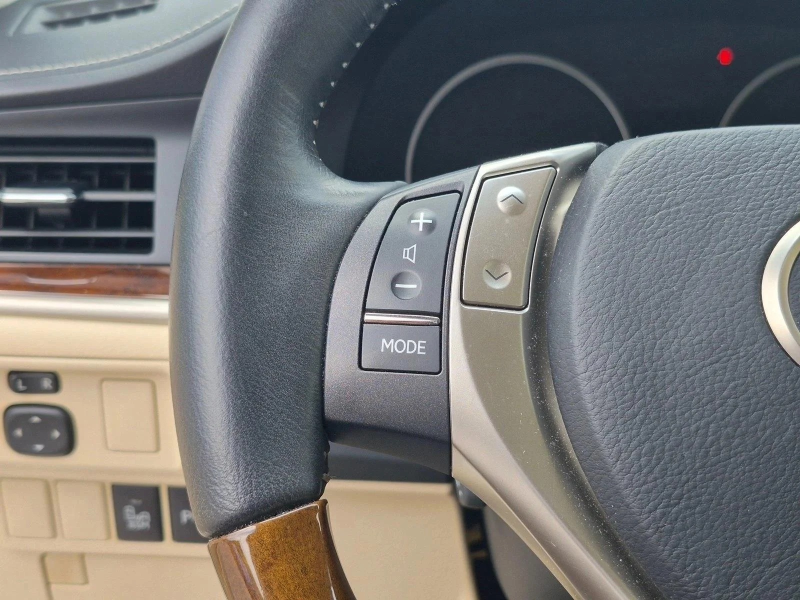 Used 2015 Starfire Pearl Lexus  image 11
