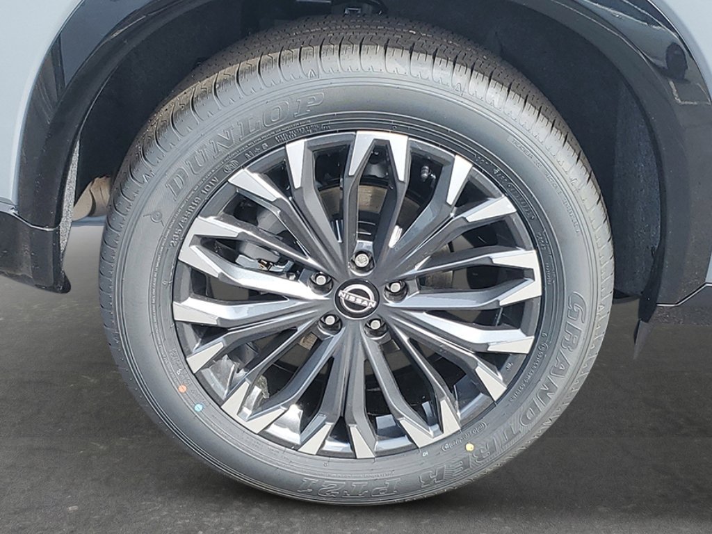 New 2026 Boulder Gray Pearl / Super Black Two-tone Nissan Platinum image 9