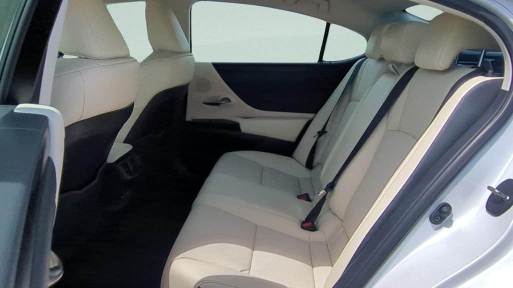 Used 2022 White Lexus 350 image 9