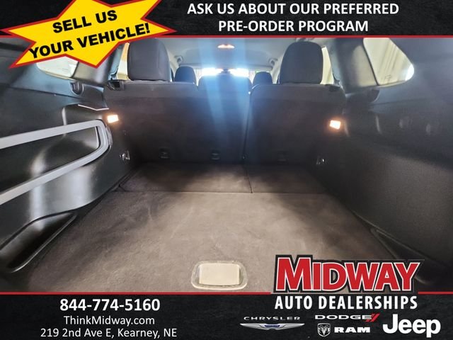 Used 2018 Gray Jeep Latitude image 16
