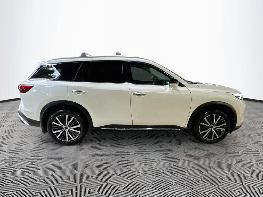 Certified Used 2023 White INFINITI Sensory image 5