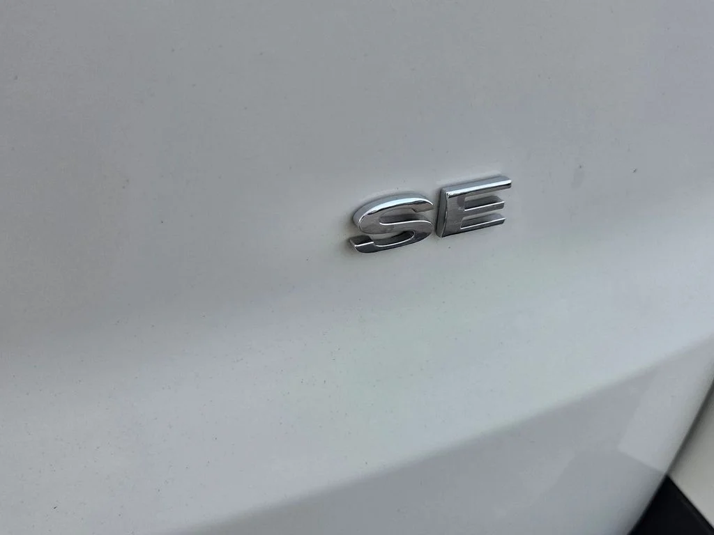 Used 2021 White Ford SE image 9