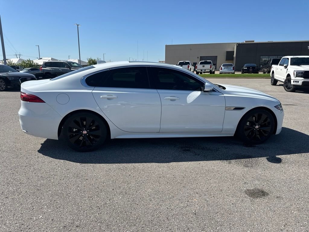 Used 2022 White Jaguar R-Dynamic SE image 3