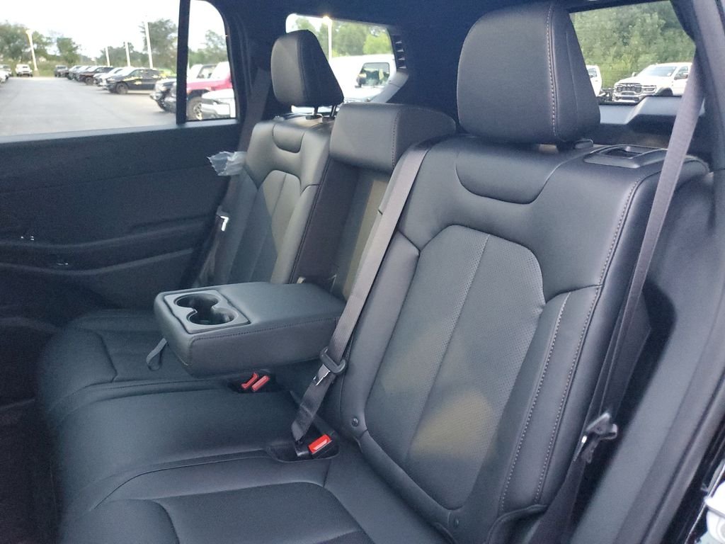 New 2026 Diamond Black Crystal Pearlcoat Jeep Limited image 9