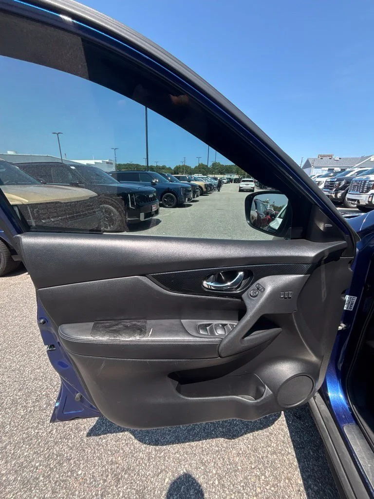 Used 2017 Blue Nissan SL image 11