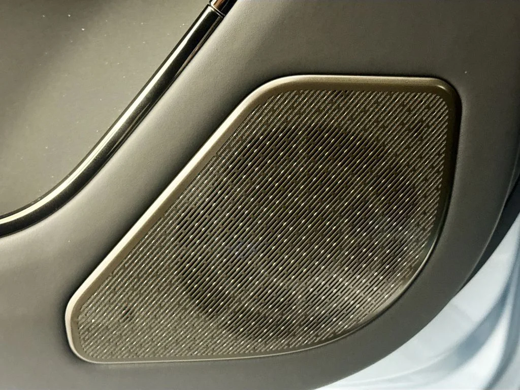 New 2026 Ionian Silver in Gloss finish Land Rover Autobiography image 18