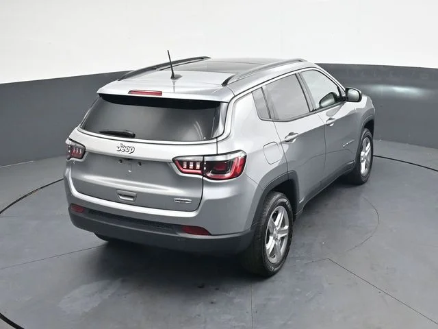 Used 2023 Silver Jeep Latitude image 25