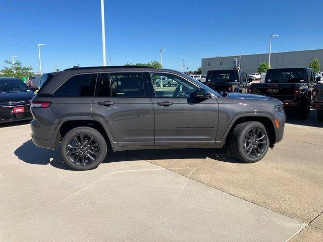 New 2026 Baltic Gray Metallic Clear-Coat Exterior Paint Jeep Limited image 4
