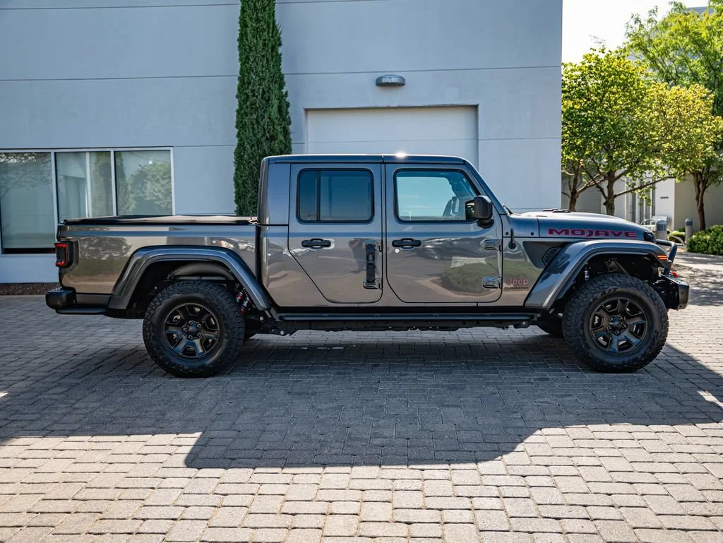Used 2021 Granite Crystal Metallic Clearcoat Jeep Mojave image 4