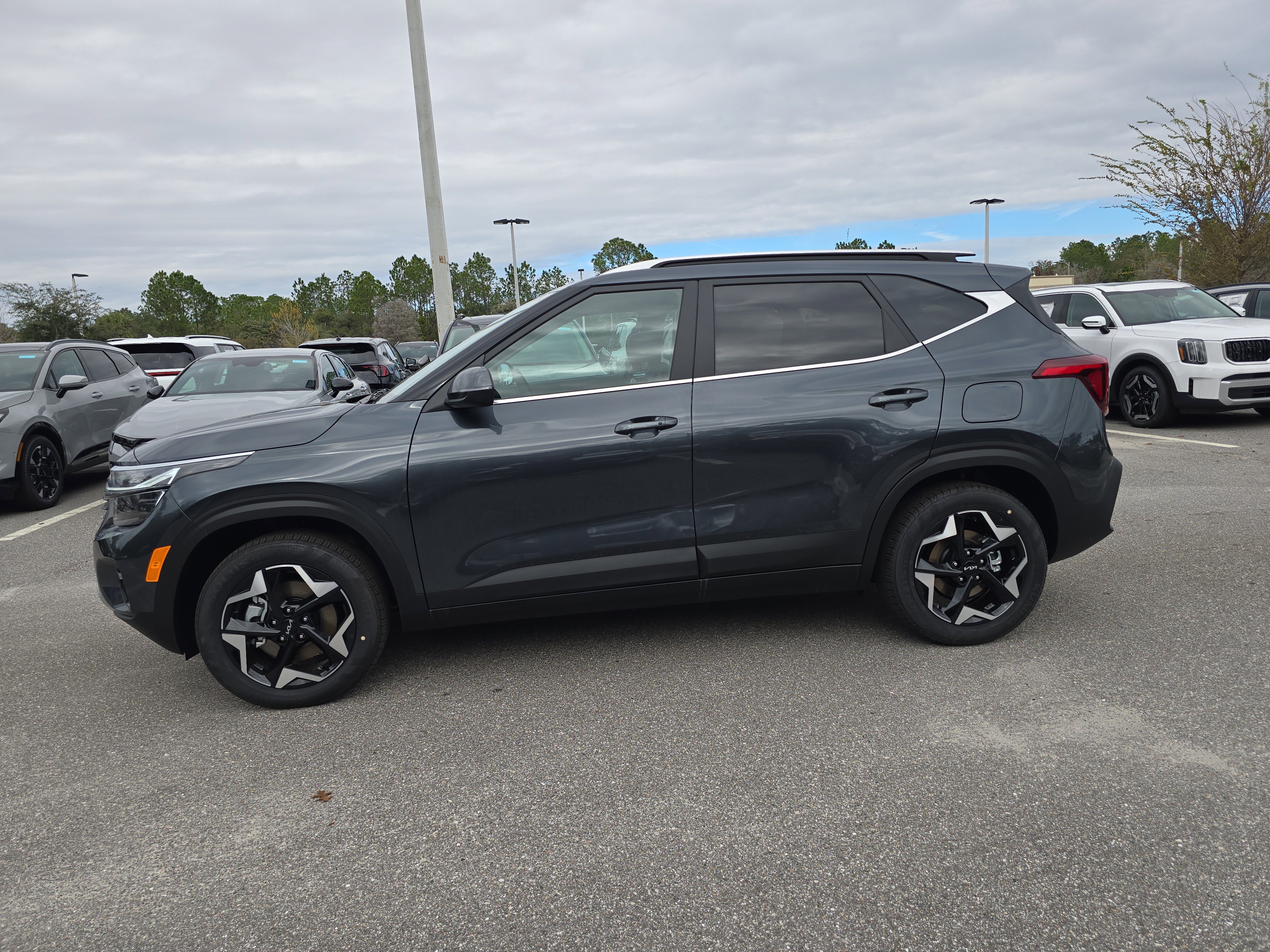 New 2026 Gravity Gray Kia EX image 5
