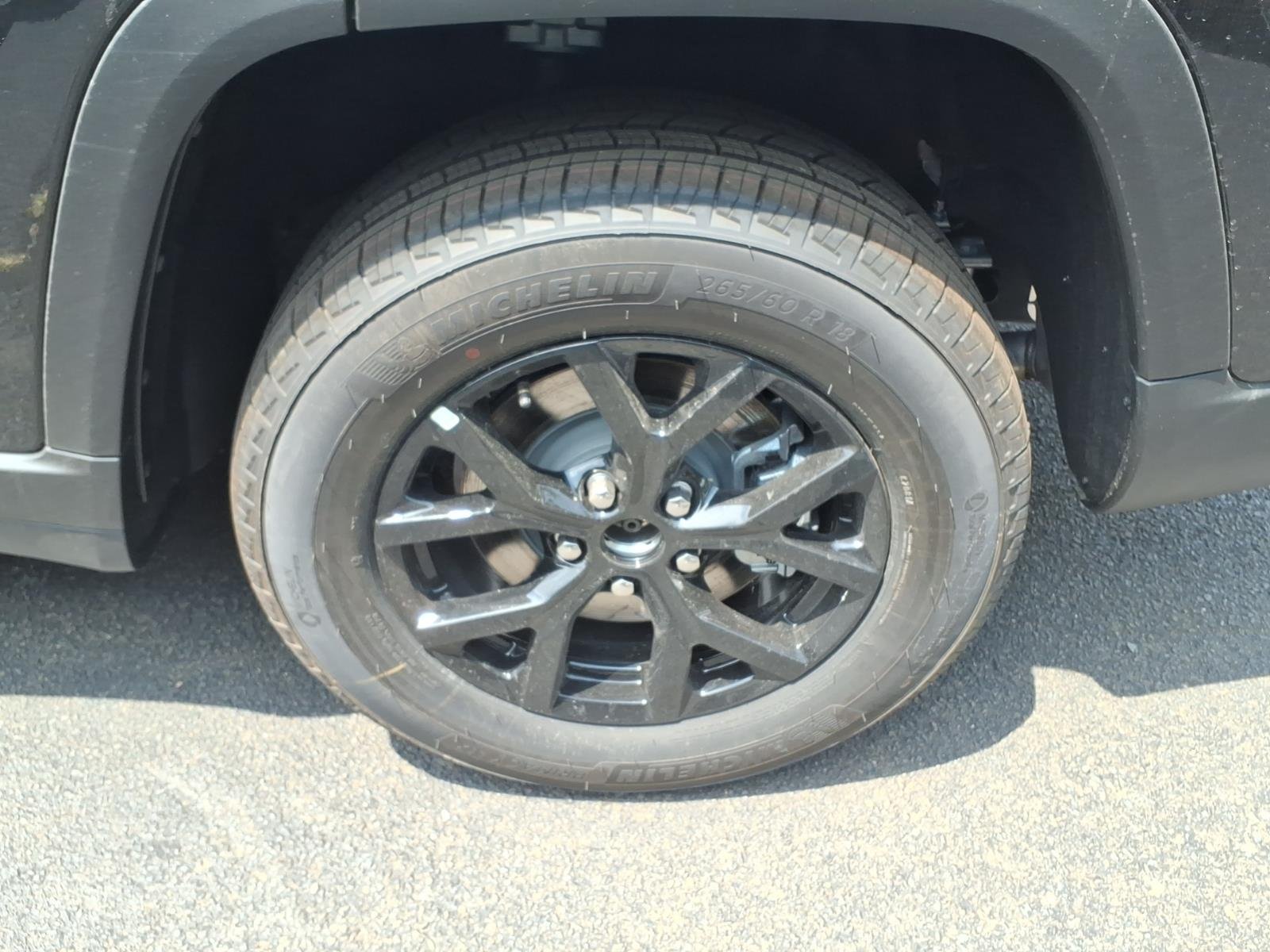 New 2026 Diamond Black Crystal Pearl-Coat Exterior Paint Jeep Laredo image 7
