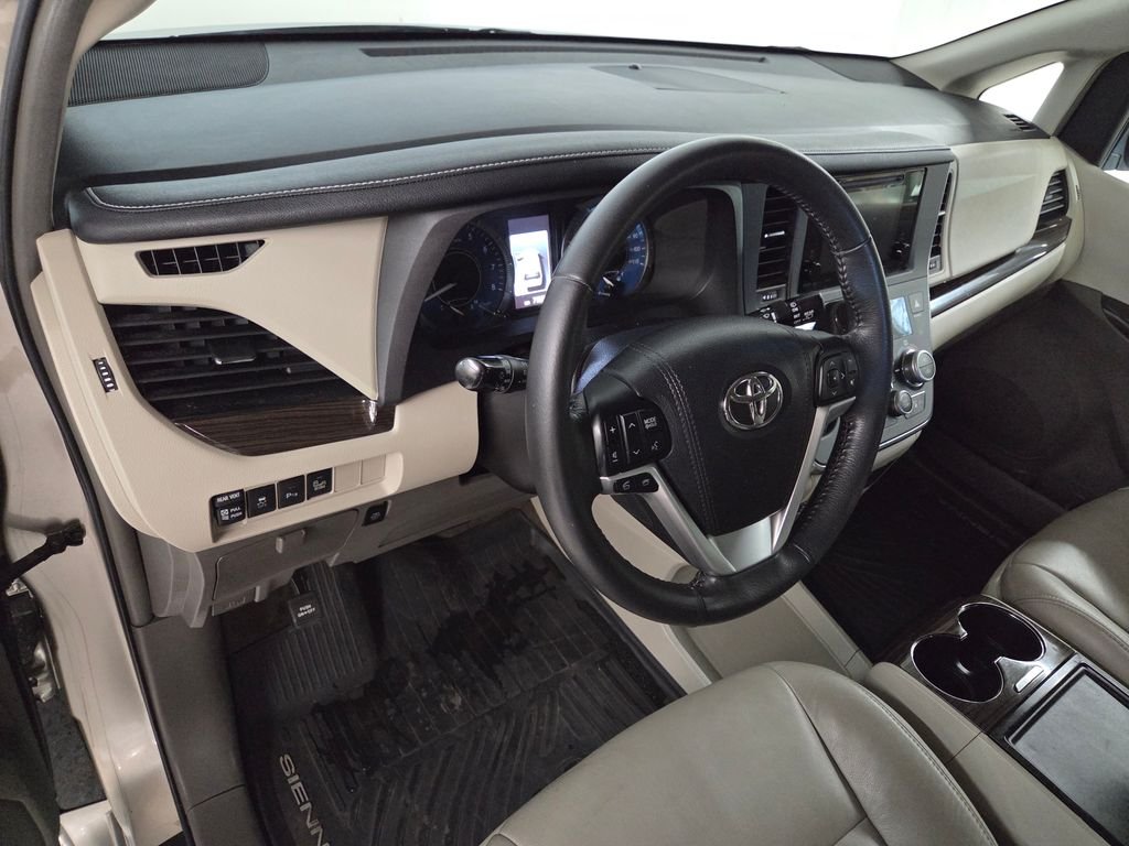 Used 2017  Toyota XLE image 18