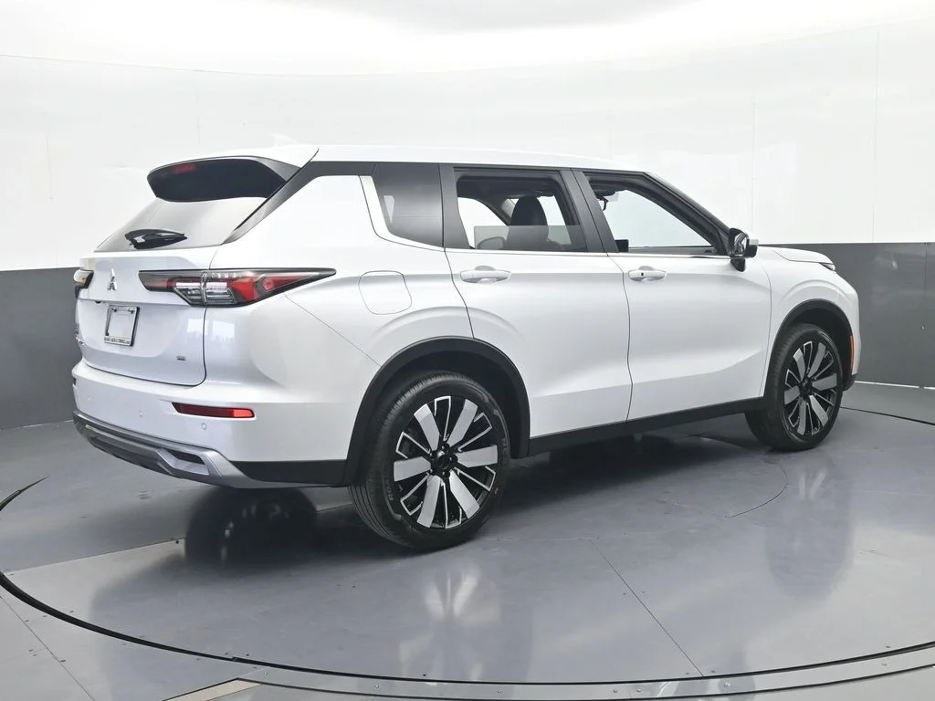 New 2026 Diamond White Mitsubishi SE image 6
