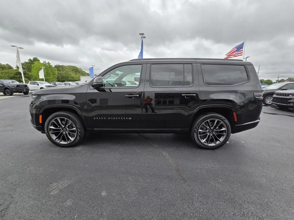 Used 2024 Diamond Black Crystal Pearlcoat Jeep Series III Obsidian image 4