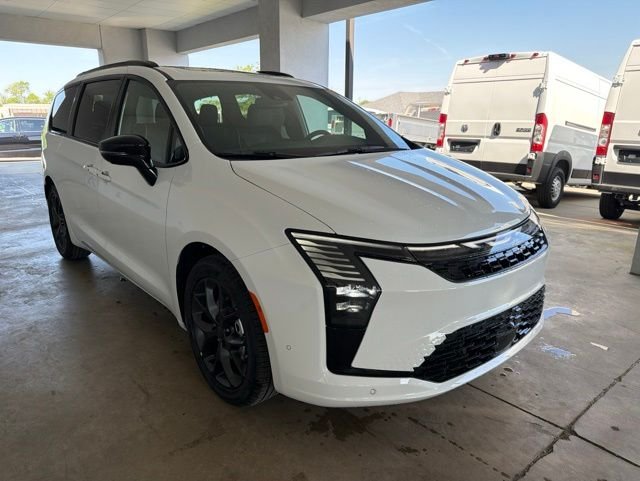 New 2027 Bright White Clear-Coat Exterior Paint Chrysler Limited image 9