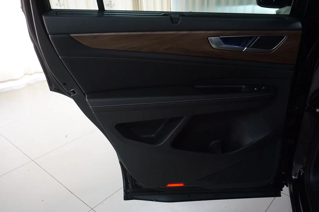 New 2026 Black Volkswagen 2.0T SE w/Technology image 27