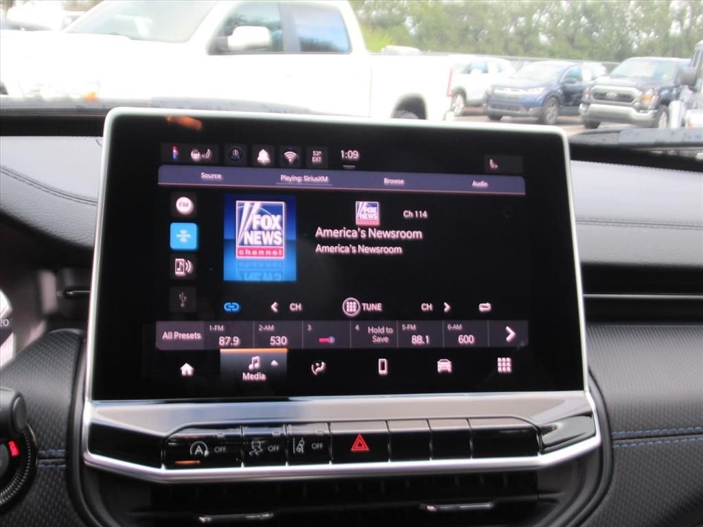 New 2026 Red Hot Pearlcoat Jeep Latitude Altitude image 22