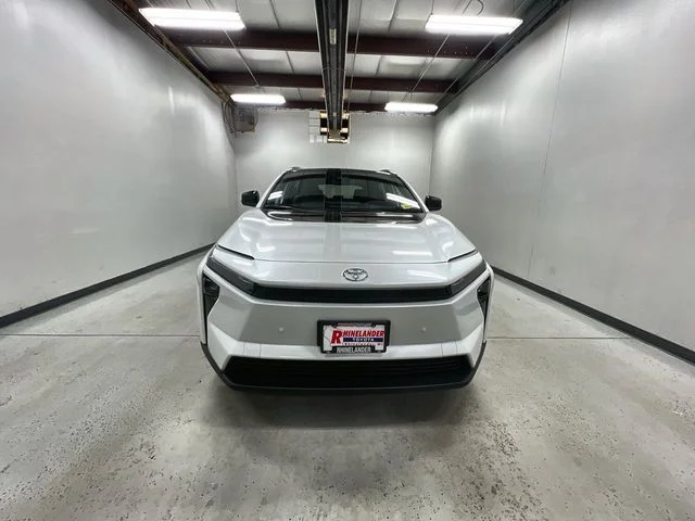 New 2026 Wind Chill Pearl <sup>1</sup> Toyota  XLE image 3
