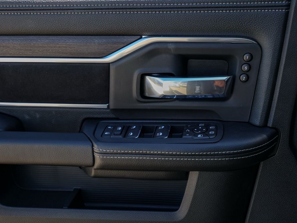 New 2026 Diamond Black Crystal Pearl-Coat Exterior Paint RAM Laramie image 17