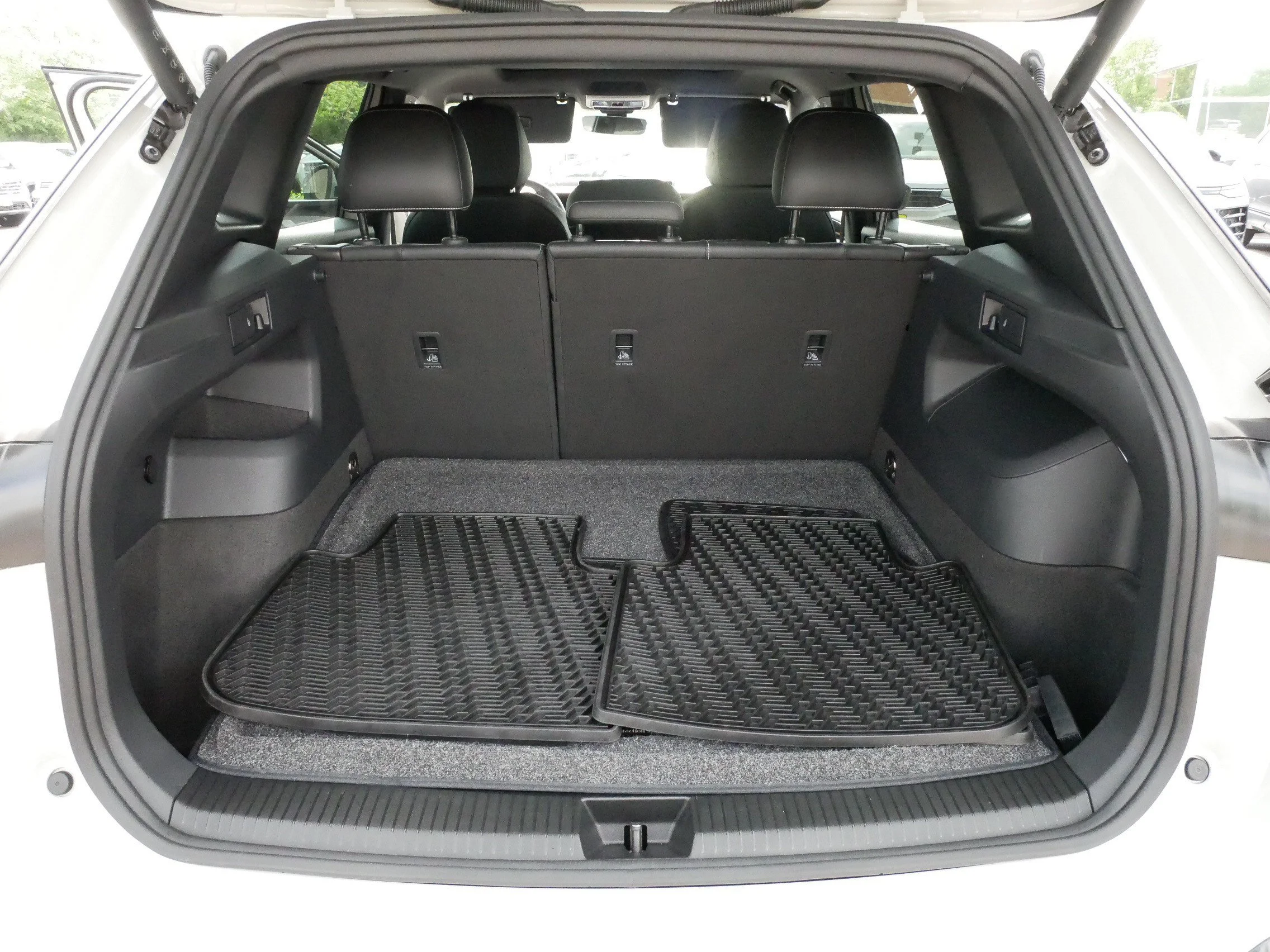 Certified Used 2025 Sandstone Volkswagen SEL R-Line image 18