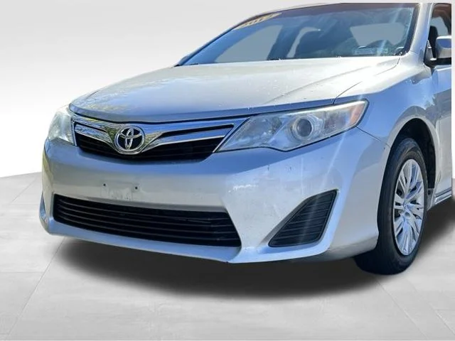 Used 2012 Silver Toyota LE image 12