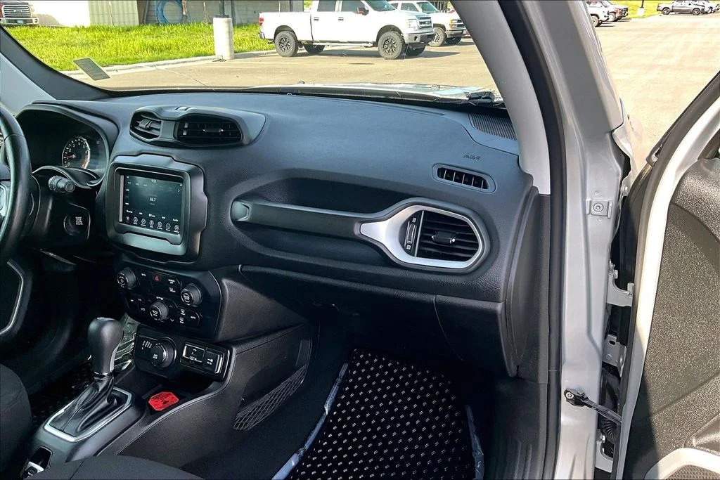Used 2021 Silver Jeep Latitude image 17