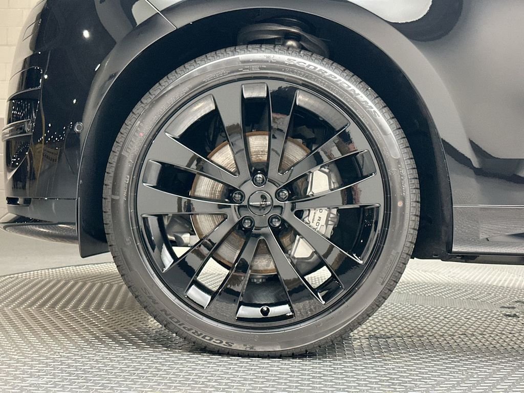 New 2027 Santorini Black Land Rover Dynamic SE image 5
