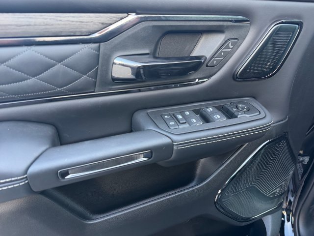 New 2027 Diamond Black Crystal Pearl-Coat Exterior Paint Ram Limited image 20