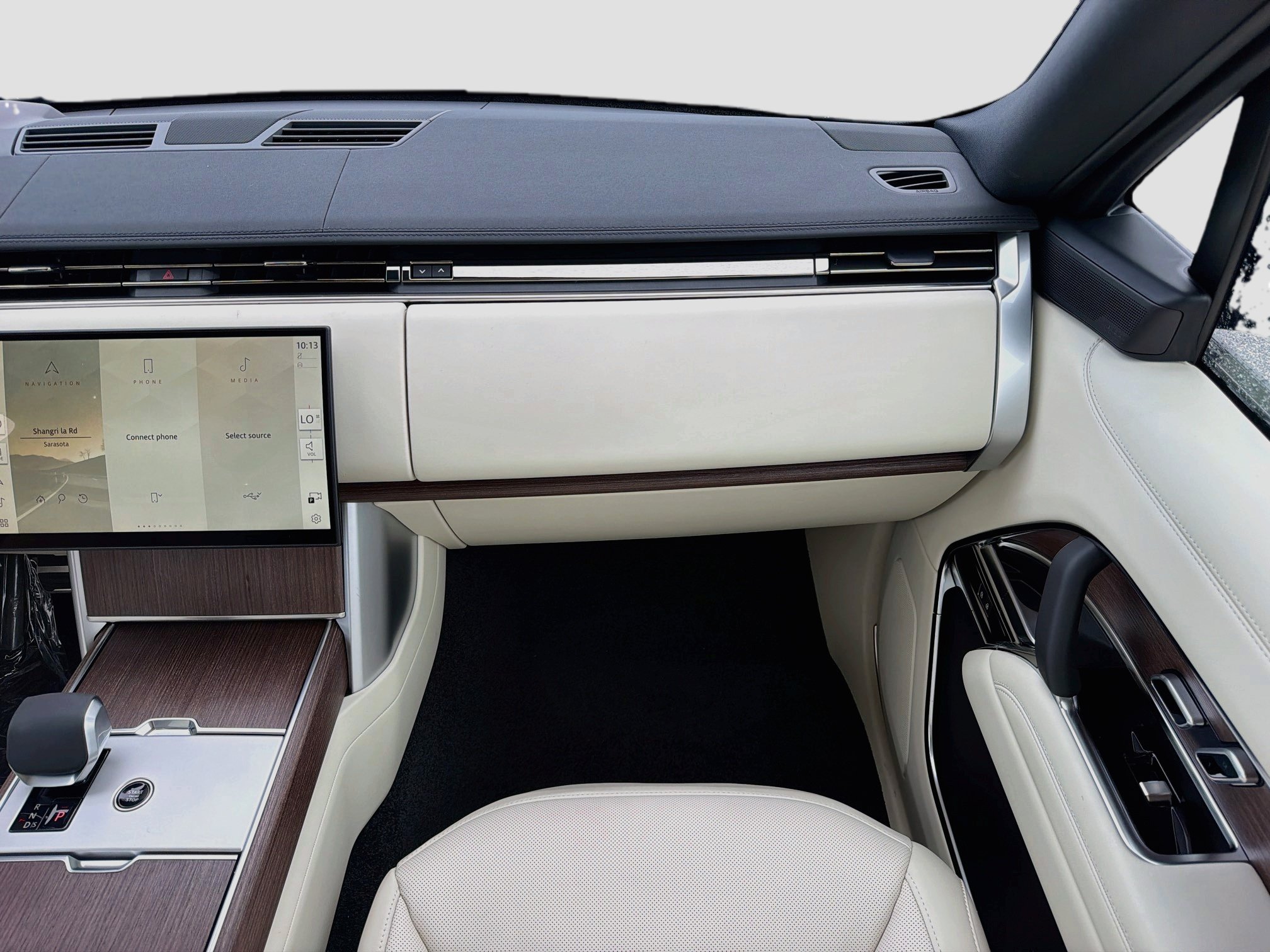 New 2026 Charente Grey Land Rover SE image 19