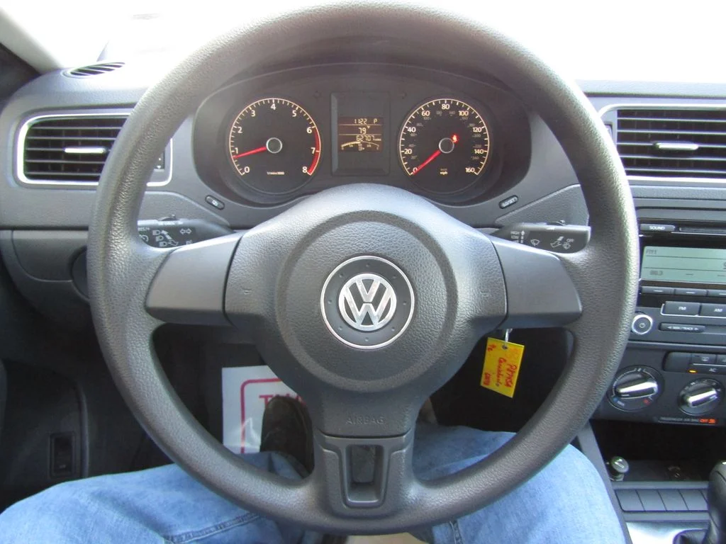Used 2011  Volkswagen 2.5L SE image 14