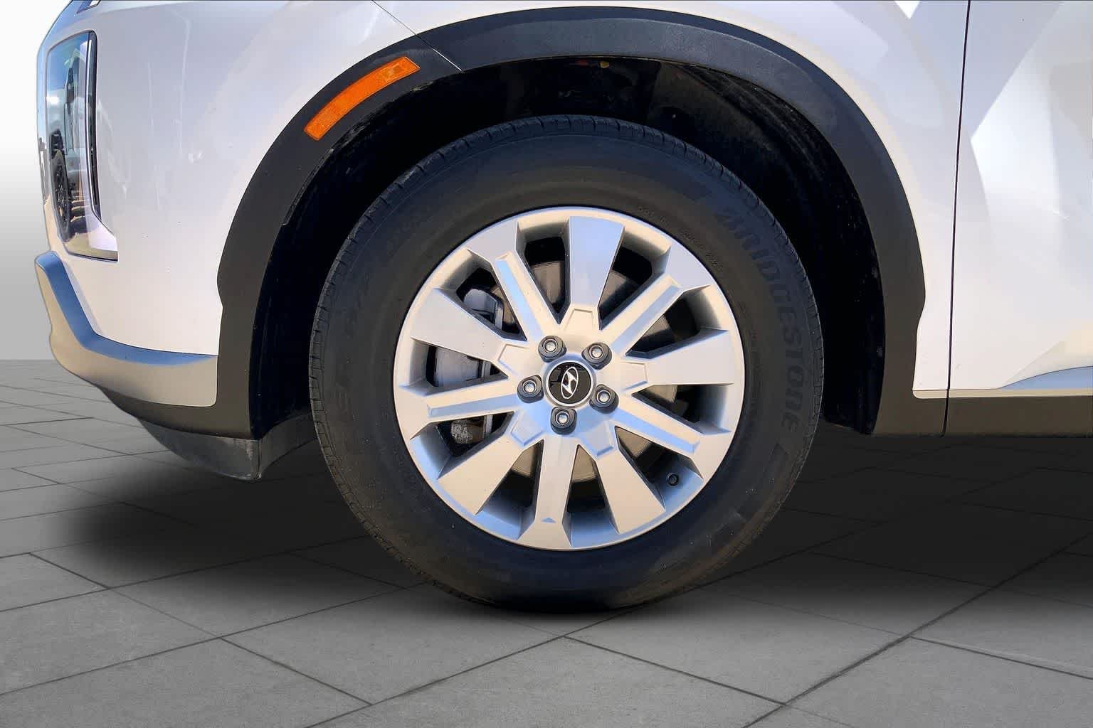 Used 2025 Hyper White Hyundai SEL image 11