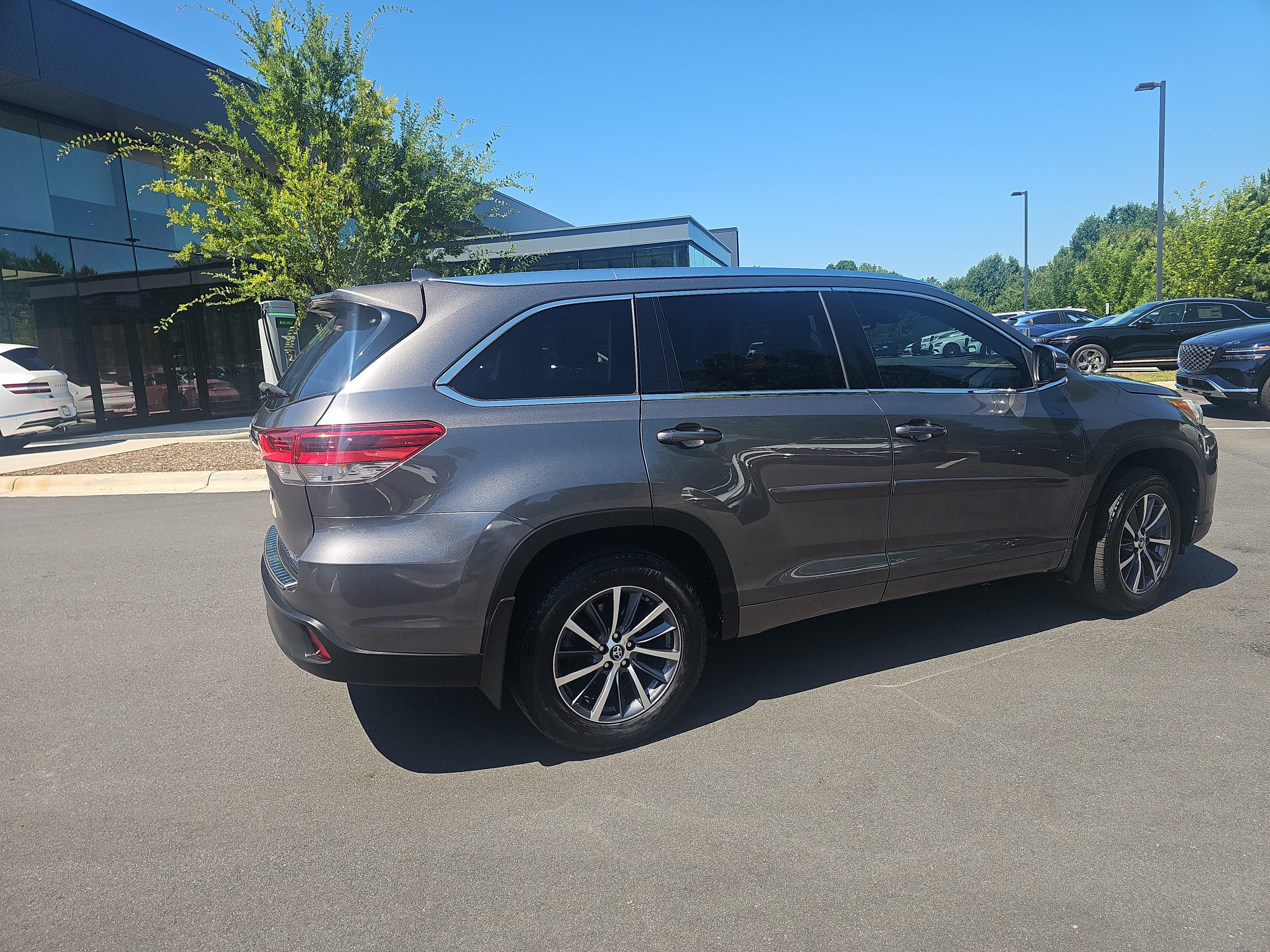 Used 2018 Predawn Gray Mica Toyota XLE image 5