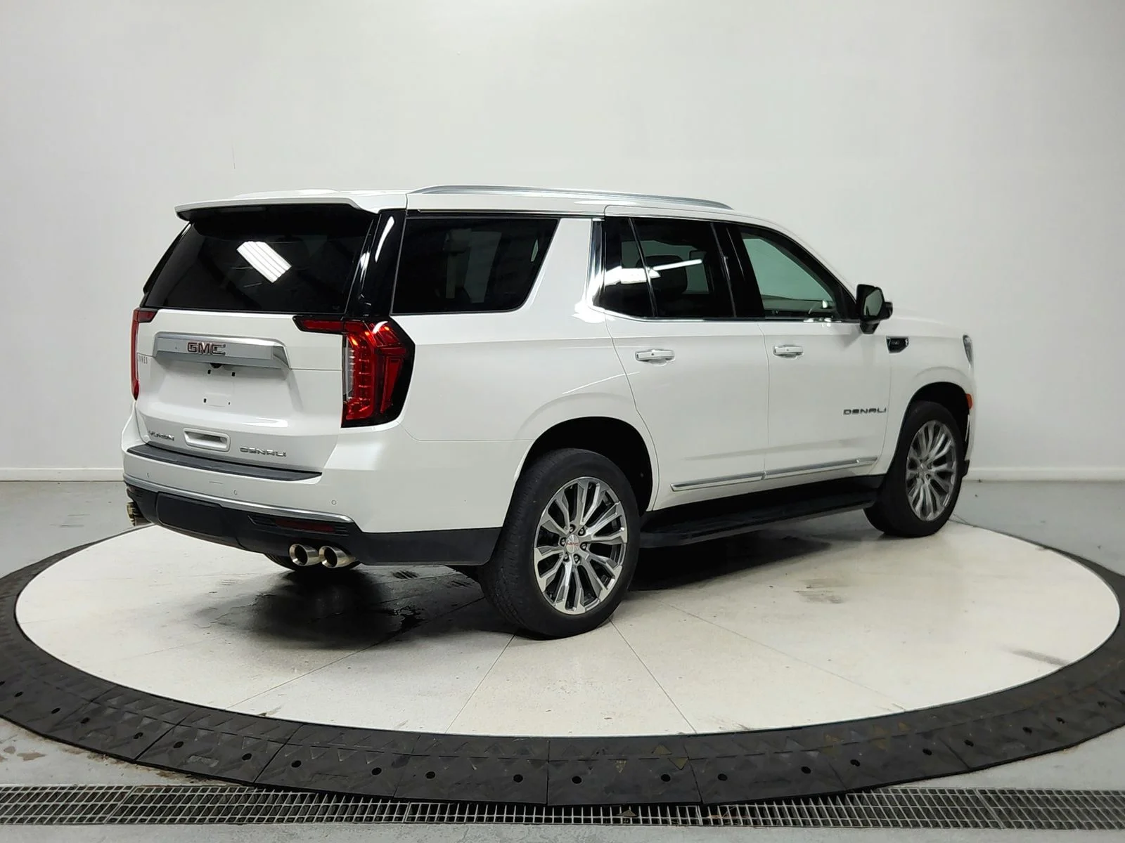 Used 2023 White Frost Tricoat GMC Denali image 8