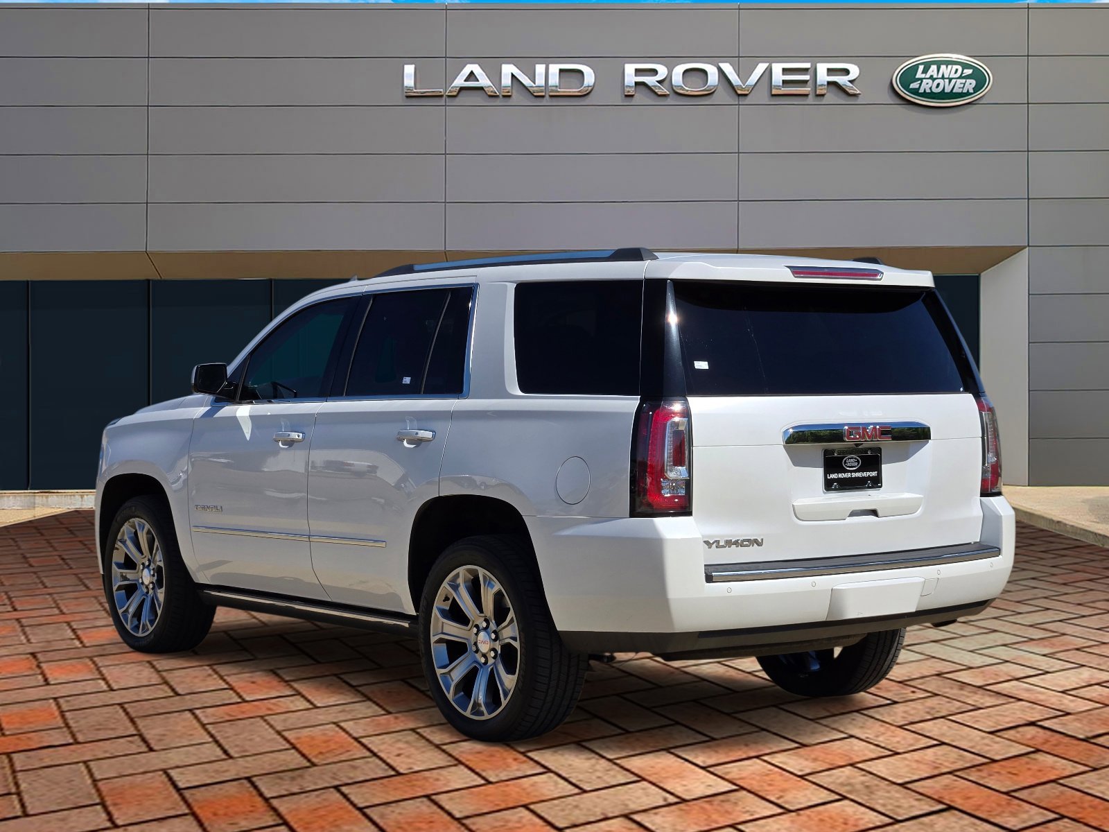Used 2017 White Frost Tricoat GMC Denali image 6