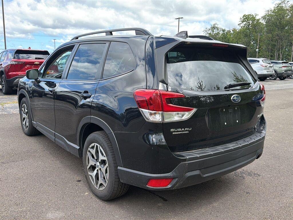 Used 2021 Crystal Black Silica Subaru Premium image 10