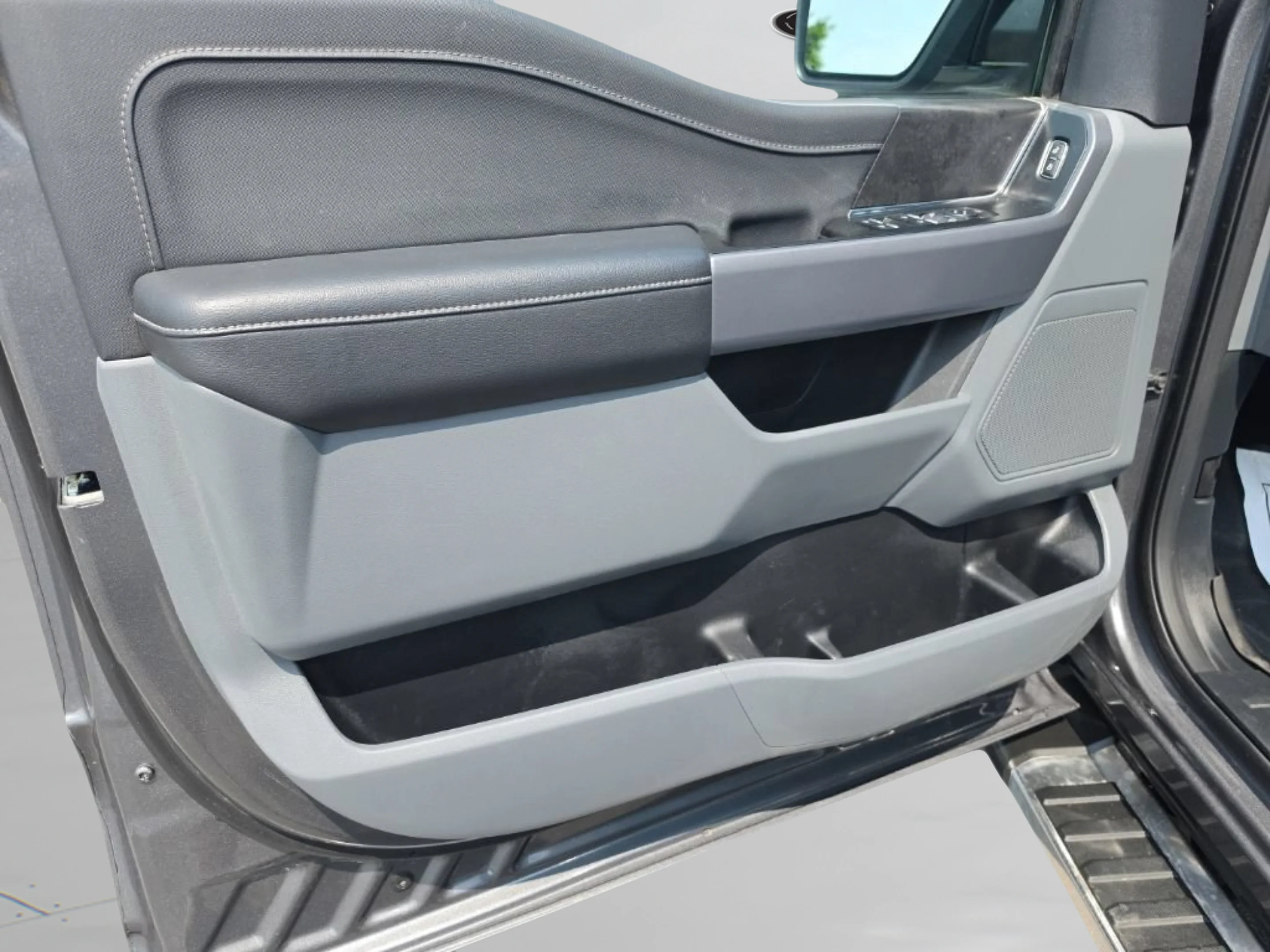 Used 2025 Gray Ford XLT image 17