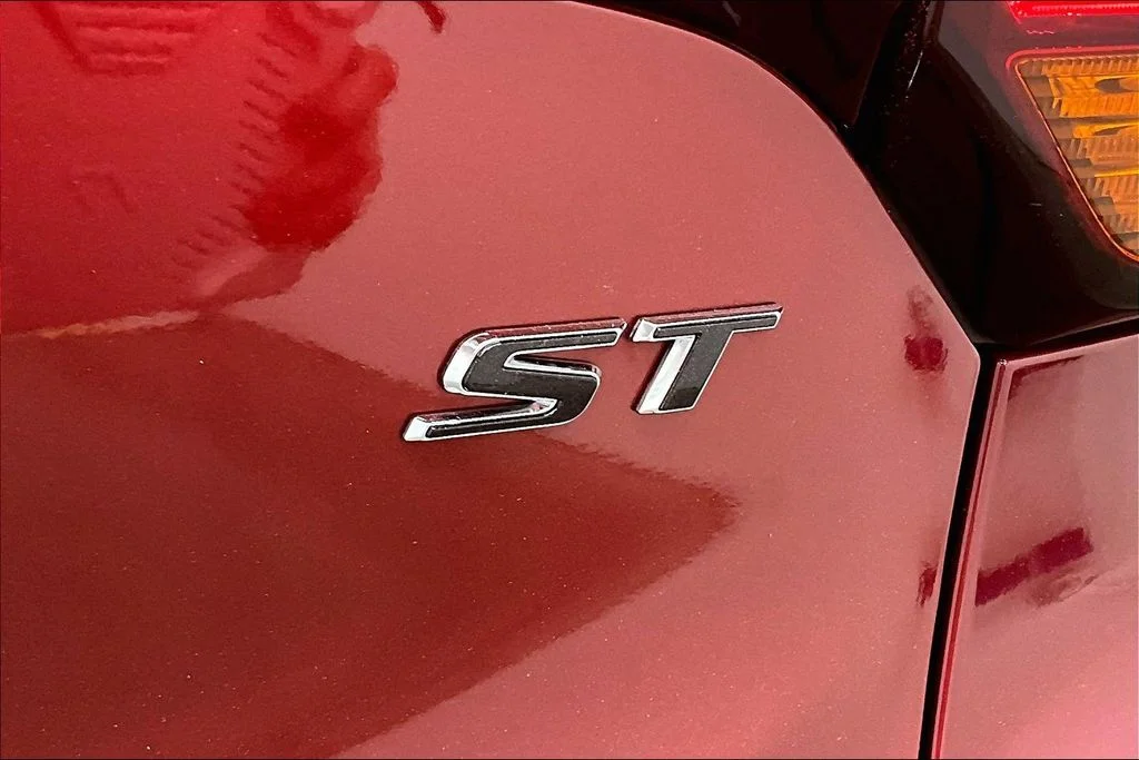 Used 2023 Red Buick Select image 24