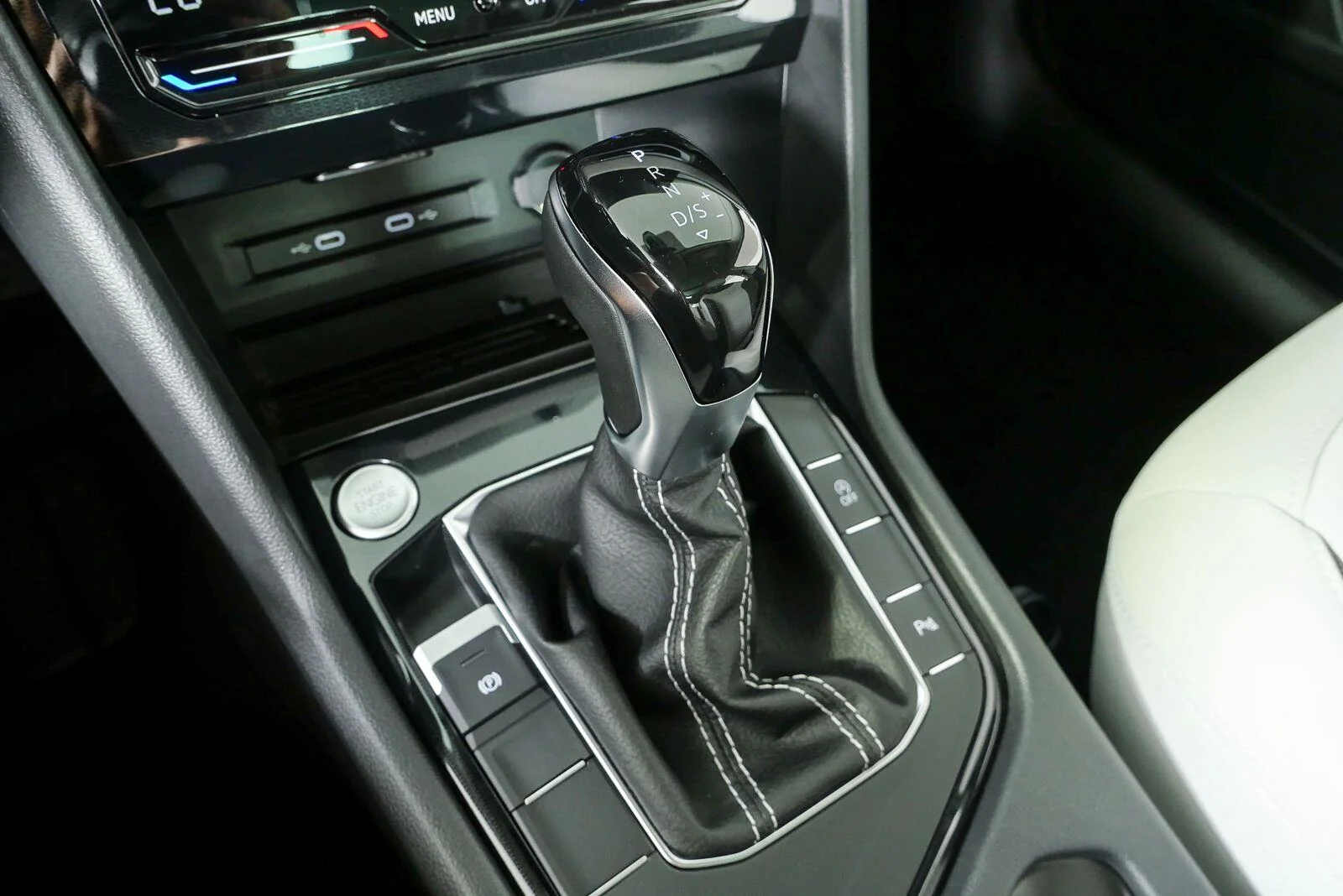 New 2026 Pure White Volkswagen SE image 17