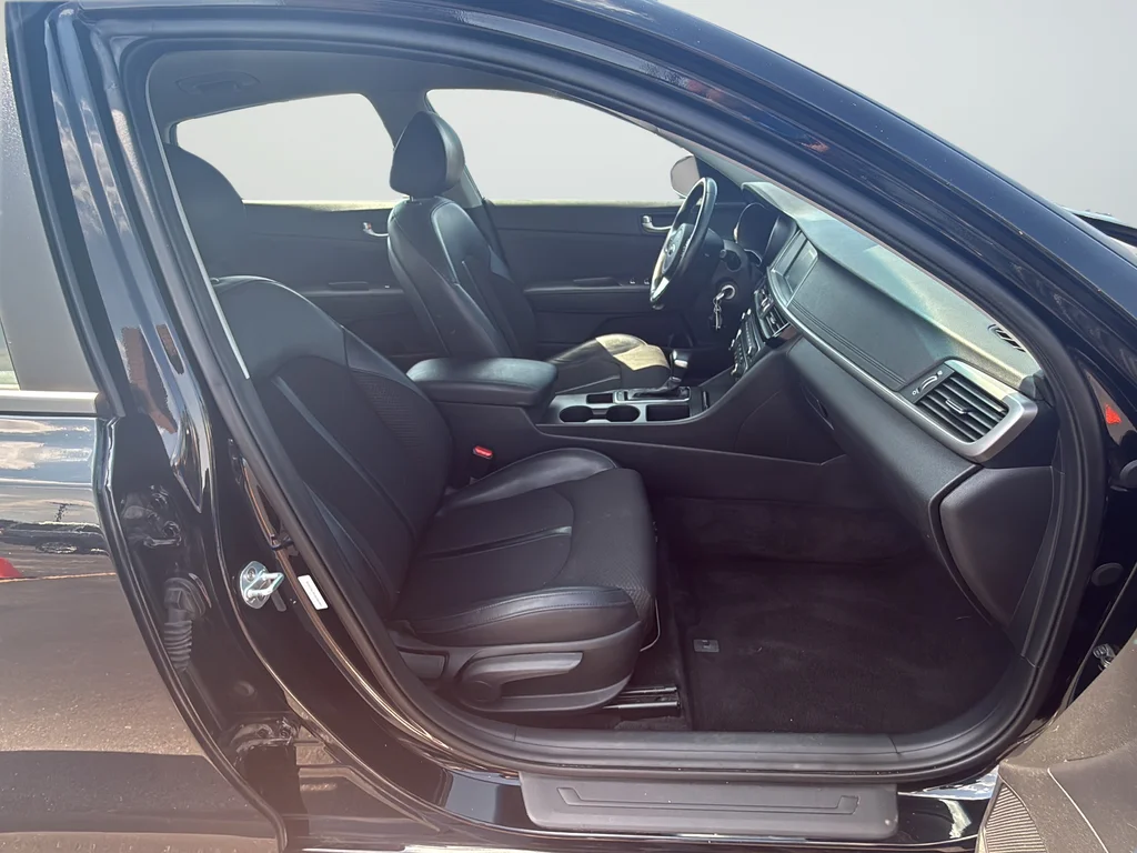 Used 2018 Black Kia S image 9