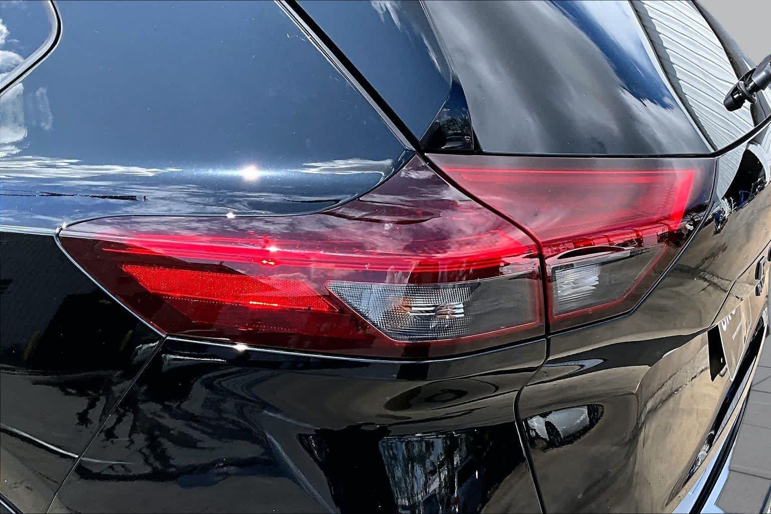 Used 2025 Super Black Nissan Platinum image 29