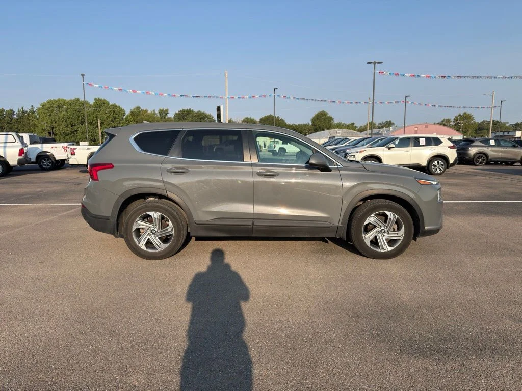 Used 2022 Gray Hyundai SE image 3