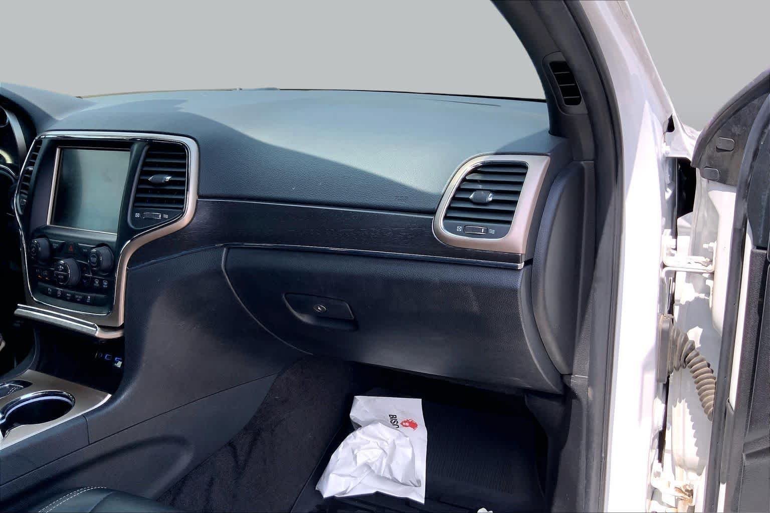 Used 2017 Bright White Clearcoat Jeep Limited image 19