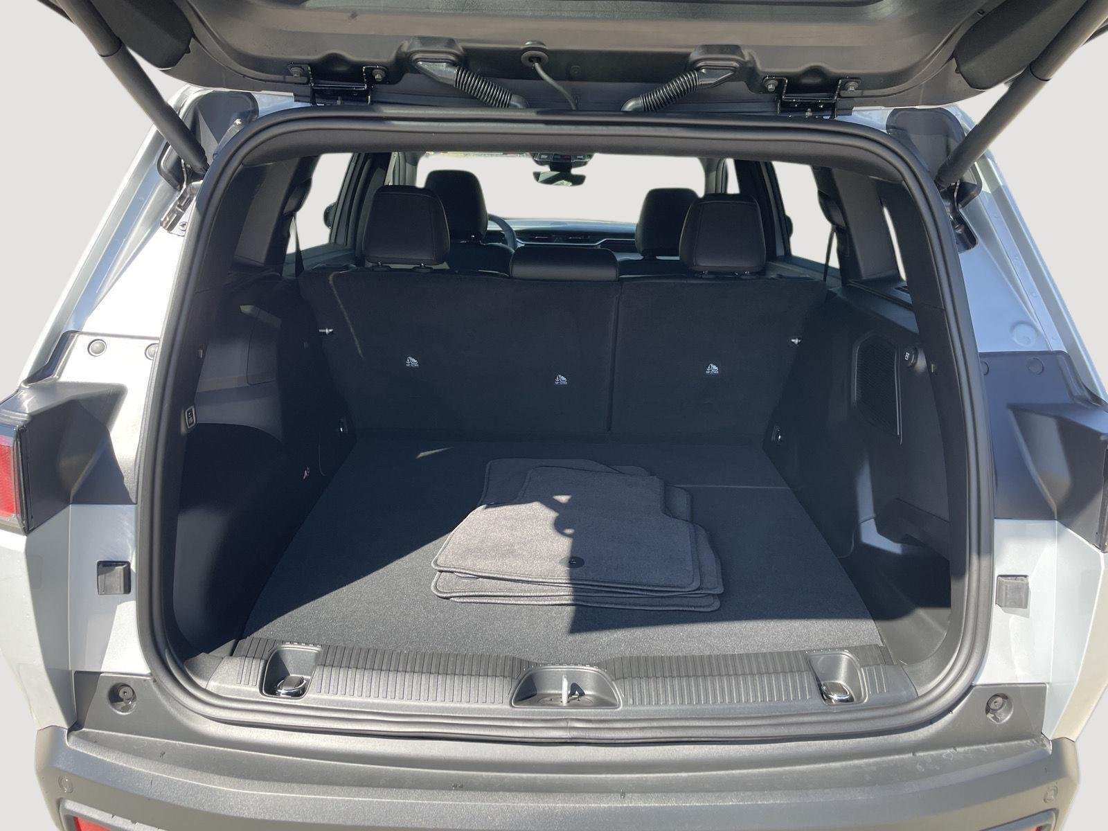 Used 2026 Silver Zynith Clearcoat Jeep Limited image 7
