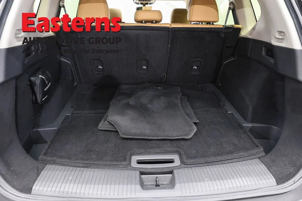 Used 2023 Black Nissan Platinum image 9