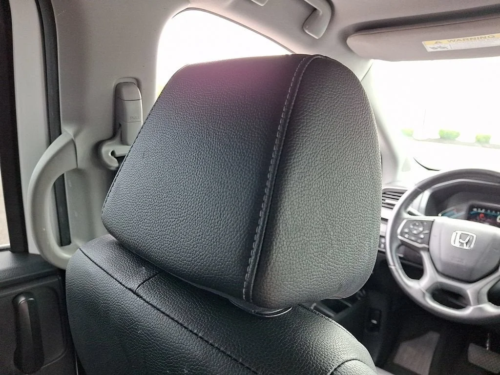 Used 2023 White Honda EX-L image 47