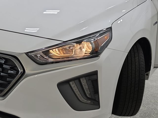 Used 2020 White Hyundai SE image 30