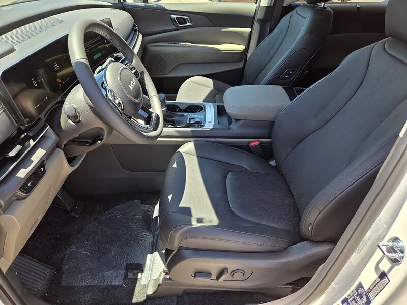 New 2026 Snow White Pearl Kia EX image 7