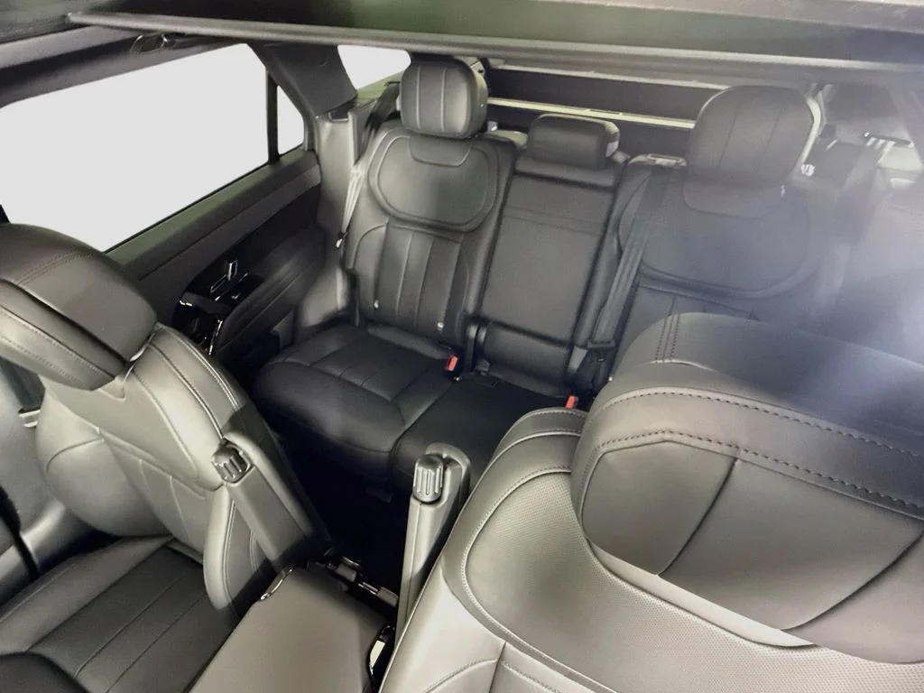 Used 2026  Land Rover SE image 13